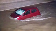 Vehículo cae al canal San Carlos en La Florida y es arrastrado varios metros por la corriente