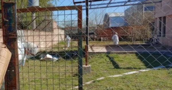 La encontraron sin vida en el jardín de su casa: sospechan de su hija de 15