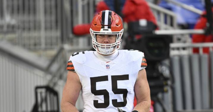 Browns C Ethan Pocic leaves field, ruled out with knee injury