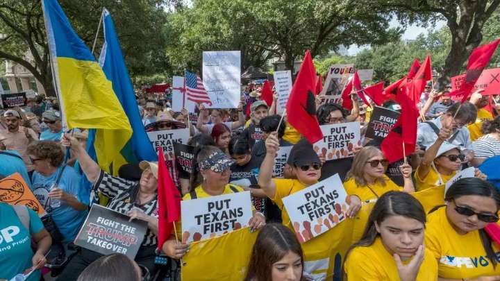 Miles protestan en 300 ciudades de EU contra “manipulación electoral” de Trump