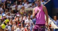 Carlos Alcaraz avanza en el US Open sin más contratiempos que un breve problema de rodilla