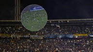 Hinchas de Millonarios lanzan sus zapatos desde la tribuna como acto de protesta por el rendimiento del equipo