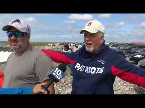 Big waves draw big crowds to Rhode Island coastline