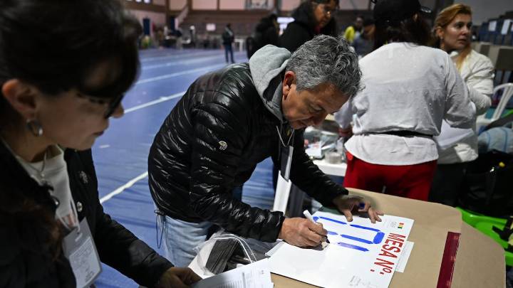Bolivia inicia elecciones para presidente y Congreso con la derecha como favorita