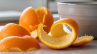 Usar cáscaras de naranja en la mesada: por qué recomiendan hacerlo y para qué sirve