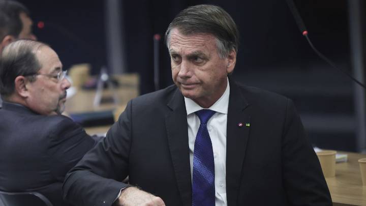 Brazilian police accuse ex-President Bolsonaro of planning to flee to Argentina seeking asylum