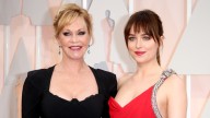 Dakota Johnson eleva la moda con look metalizado y celebra la elegancia de Melanie Griffith