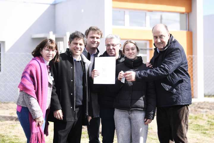 Kicillof entregó viviendas del CECO III y escrituras gratuitas a familias de Olavarría