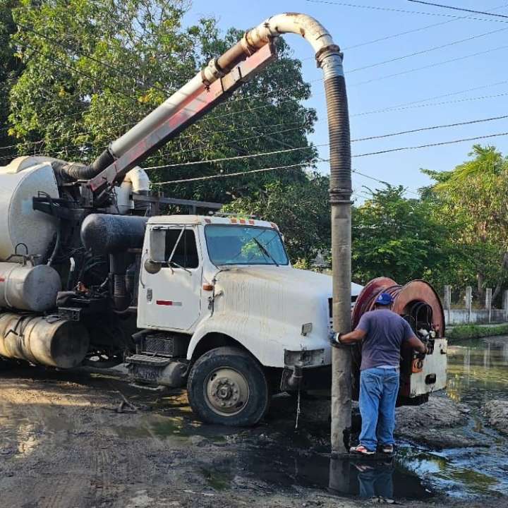 Efectúa COMAPA sondeo y desazolve de líneas de drenaje