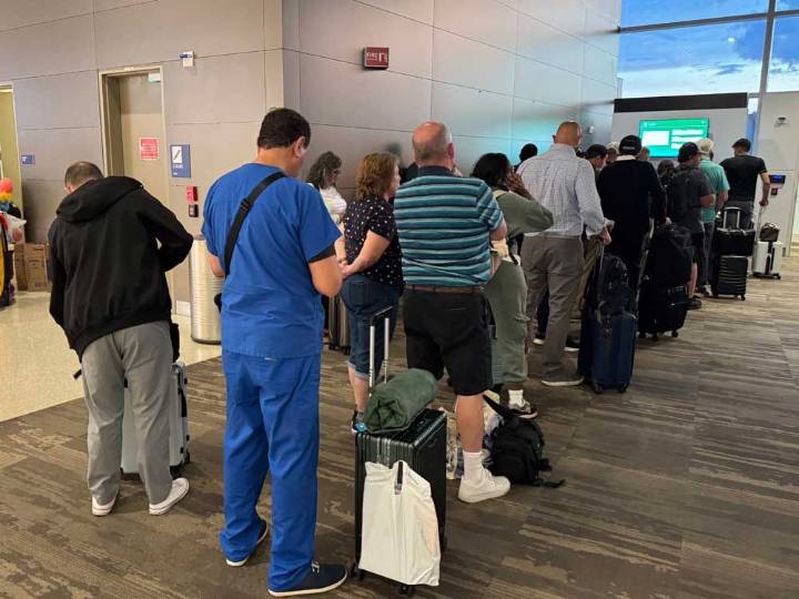 More than 1,000 United Airlines flights delayed in the U.S.