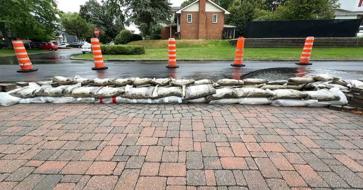 Pierrefonds residents frustrated as no crews in sight after watermain breaks before long weekend