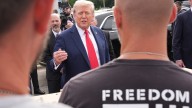 Trump promete patrullas en Washington… pero acaba repartiendo pizza y hamburguesas a la policía