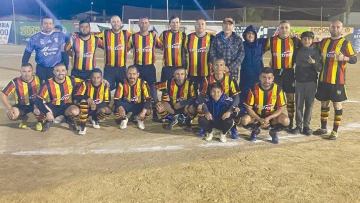 Encabezan Cuervos categoría de 30 años de Liga de Futbol