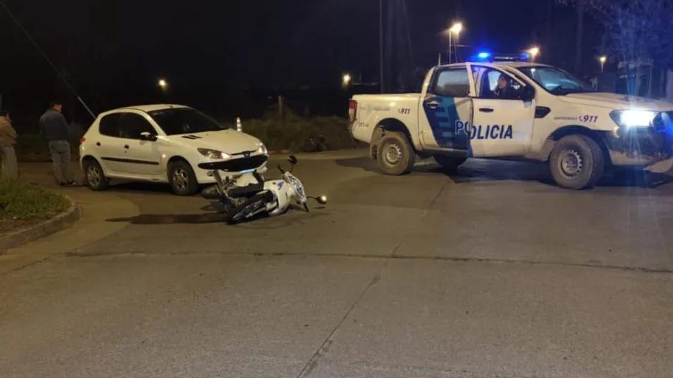 EN CALLES CORRIENTES Y LAS FLORES. Chocaron un auto y una moto: la joven que guiaba el rodado menor fue hospitalizada