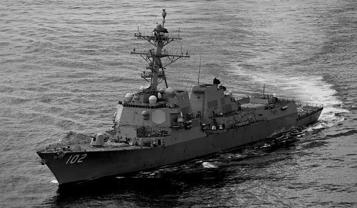 8 buques de guerra y el barquito de los locos