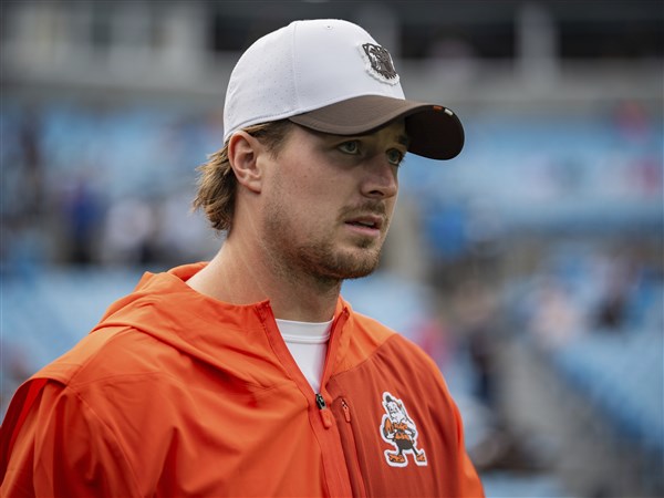 Browns trade QB Kenny Pickett to the Raiders, where he'll back up Geno Smith
