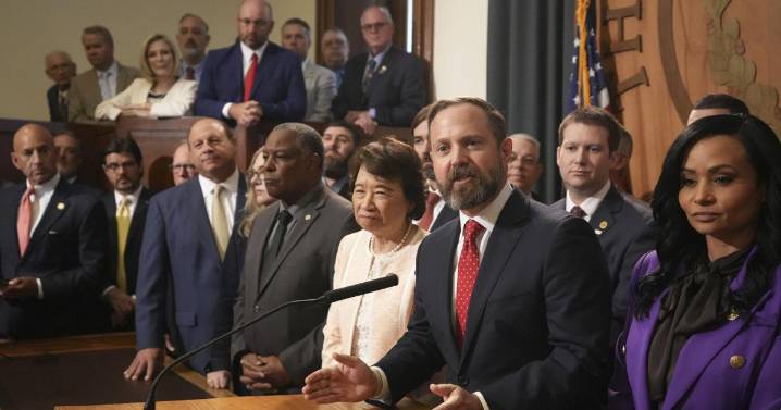 Trump and Democrats turn rivals Texas and California into proxies for national power struggle