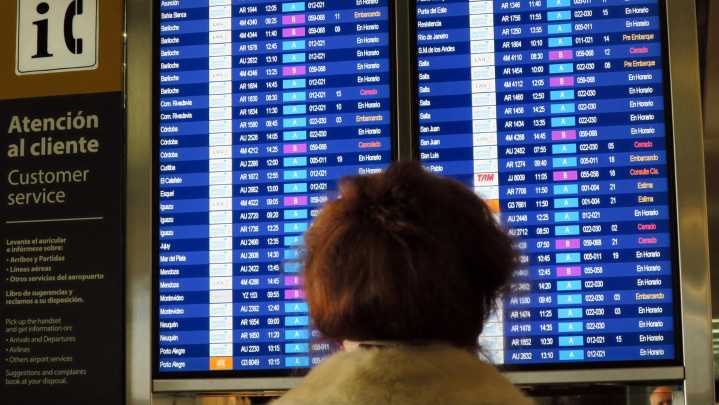 Protesta de controladores aéreos afecta a decenas de vuelos y a unas 8.000 personas en Argentina