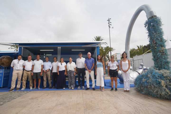 Visita de responsables municipales de la Región al stand de Hidrogea en The Ocean Race
