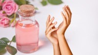 Uñas 'agua de rosas' cómo hacerla en casa usando solamente 2 esmaltes