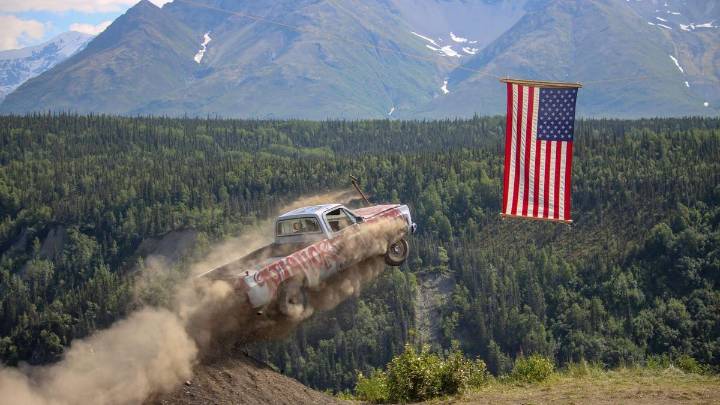 Así se celebra el Día de la Independencia en Alaska: Lanzando vehículos al vacío