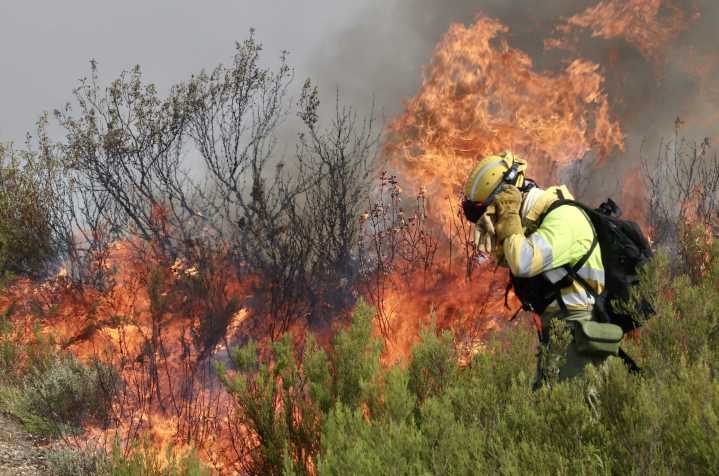 España arde y se asfixia a la vez: la clara relación entre la ola de calor y los incendios que asolan el país