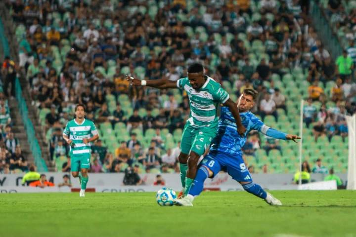 Acevedo brilla, pero Tigres termina venciendo a Santos