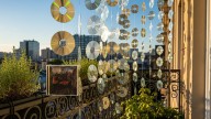No es para decorar: para qué sirve colgar CD’s en el balcón