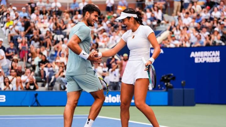 Carlos Alcaraz and Emma Raducanu crash out of revamped US Open mixed doubles as Iga Świątek and Casper Ruud reach semifinals