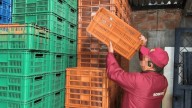 ¡Golpe al mercado negro en Bogotá! Incautan más de 1.600 canastillas robadas de OXXO y Alpina