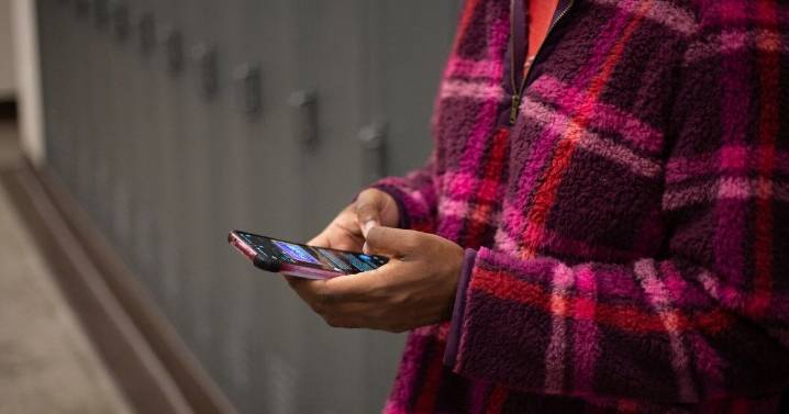 Some Missouri school leaders question the 'ripple effect' of banning cellphones