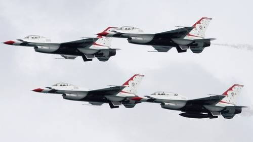 Chicago Air & Water Show 2025 includes U.S. Air Force Thunderbirds, Golden Knights at North Avenue Beach near Lincoln Park