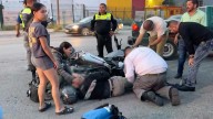 Derriba a jóvenes motociclistas en colonia Nazario Ortiz Garza