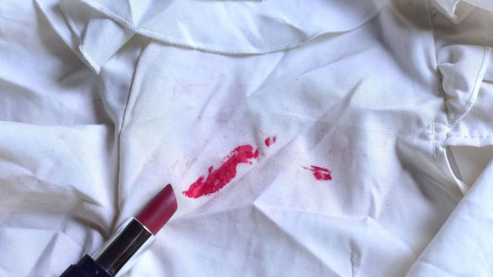 Decile adiós a las manchas de labial: el truco casero que salva tu ropa favorita en minutos