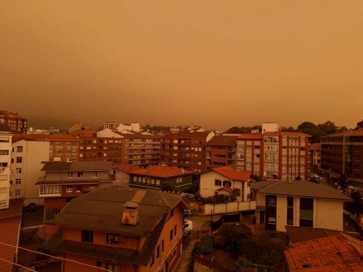 Los fuegos que asolan los entornos naturales de Asturias tiñen el cielo de naranja en toda la región
