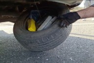 Llevaban una rueda de auxilio rellena con paquetes y 91 cápsulas de cocaína