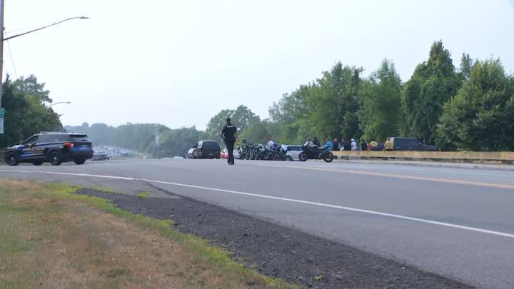 BREAKING NEWS Police investigation along Lakeshore Blvd. by Durand Eastman Beach