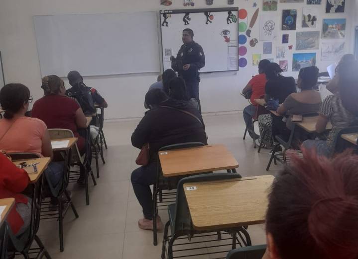 Comparte Prevención Social de la SSPM temas preventivos a padres de familia del CECYTECH