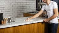 Decile adiós al sarro: el truco de las abuelas para limpiar tu bacha de la cocina en minutos