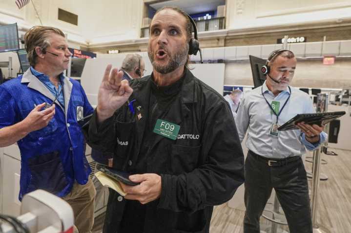 Stocks hold steady on Wall Street as earnings roll in