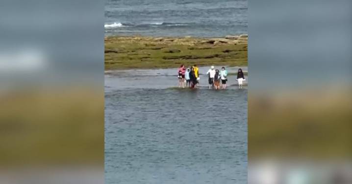 Video | La marea sorprendió a un grupo de turistas en Las Grutas: el rescate que sirve como advertencia