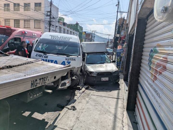 Accidente de transporte público en Pachuca provoca caos vial