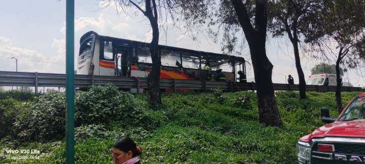 Autobús se incendia tras choque con motociclista en la México