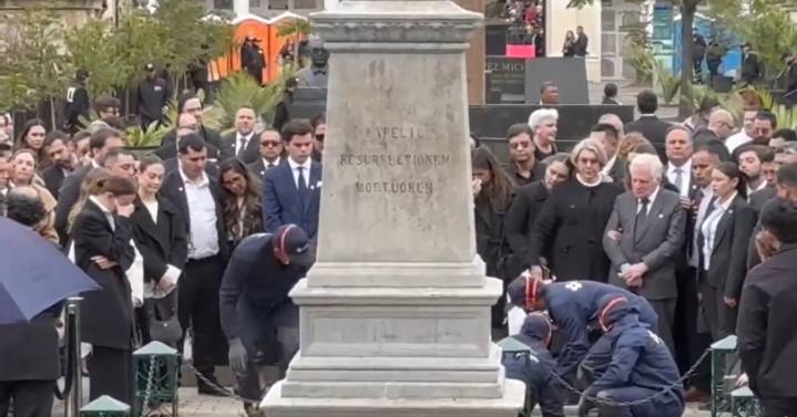 En medio del llanto, familiares le dan el último adiós a Miguel Uribe en ceremonia privada en el Cementerio Central