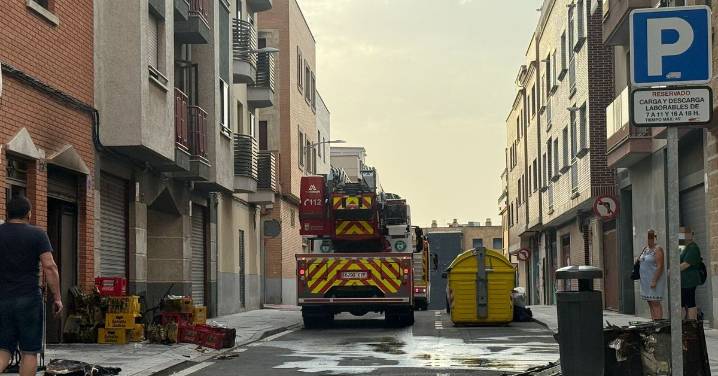 Un incendio en el almacén de un bar en la calle Concordia moviliza a los Bomberos