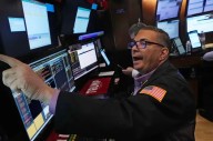 Caen fuerte las acciones y bonos en otra semana complicada para el Gobierno