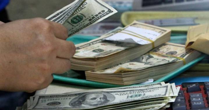 Sin freno, el dólar oficial se fue a $1.380: cuánto subió desde que Luis Caputo invitó a «comprar»