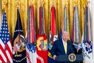 Trump otorga a Sylvester Stallone, Gloria Gaynor y Kiss los Premios del Centro Kennedy