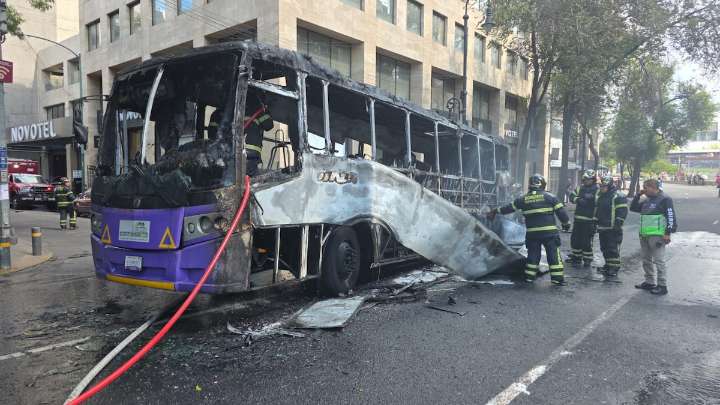 Autobús se incendia en el Centro Histórico; investigan posible falla eléctrica
