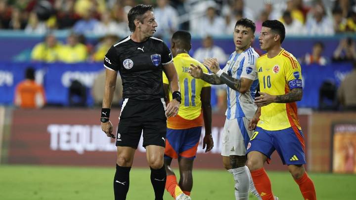 Le llueven duras críticas a árbitro que dirigió la final de la Copa América tras publicar fotografía junto a James y Messi